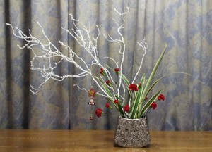 行事の花・クリスマスの花【雲竜柳（ウンリュウヤナギ）、スプレーカーネーション、桔梗蘭（キキョウラン）